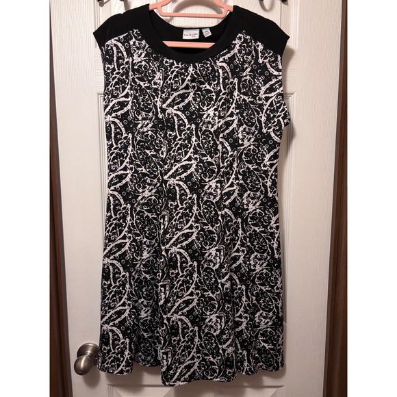 Kim Rogers Dresses & Skirts - Kim Rogers Petite Black White Floral Paisley Sleeveless A-Line Dress PM